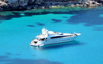 Discover the secrets of the White Island aboard a luxury yacht